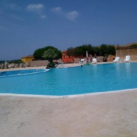 Ampio Trilocale Climatizzato In Villaggio Con Piscina Estiva 400m Dal Mare In Gallura *