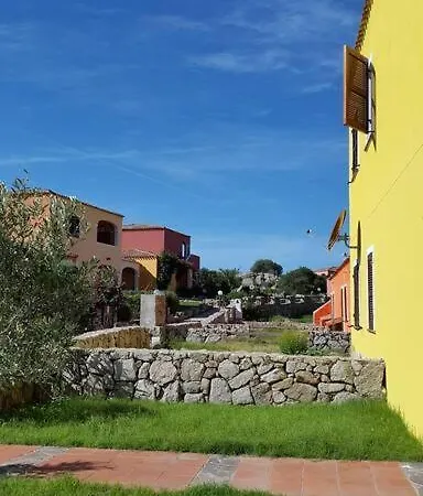 Vakantiehuis Ampio Trilocale Climatizzato In Villaggio Con Piscina Estiva 400m Dal Mare In Gallura