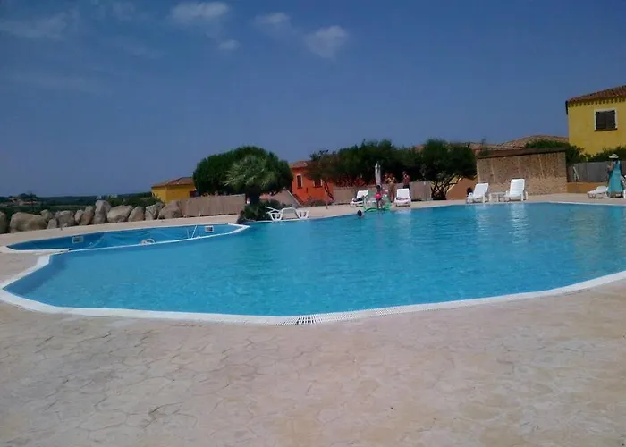 Ampio Trilocale Climatizzato In Villaggio Con Piscina Estiva 400m Dal Mare In Gallura *